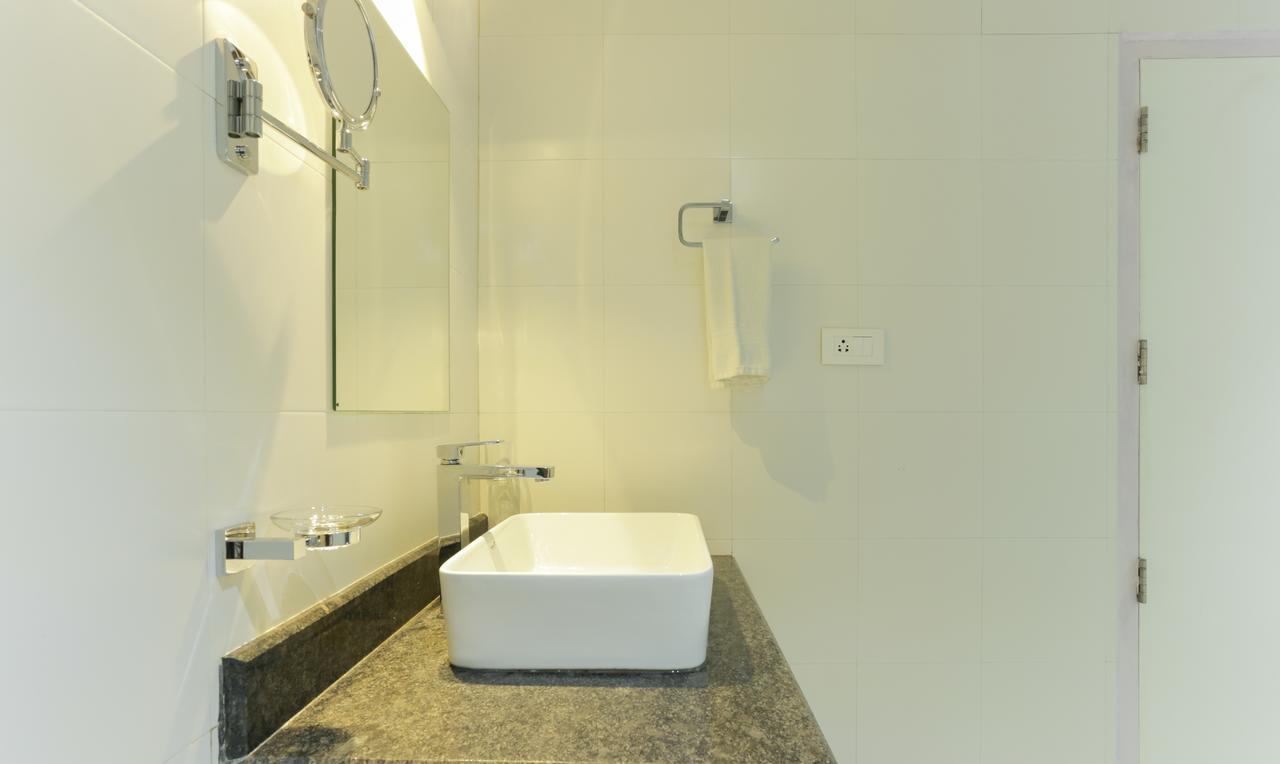 Hotel Crown Suites Kochi Ngoại thất bức ảnh